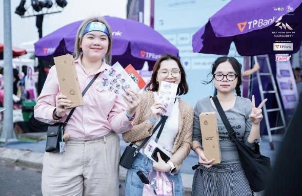 Các bạn trẻ không chỉ trải nghiệm công nghệ tài chính, mà còn nhận được nhiều phần quà độc quyền từ Bank Tím.