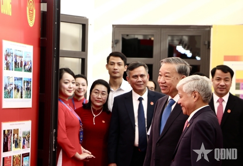 Tổng Bí thư Tô Lâm và các đại biểu tham quan Triển lãm ảnh "Khơi nguồn sức mạnh đại đoàn kết - xây dựng đất nước hùng cường". Ảnh: Báo Quân đội nhân dân