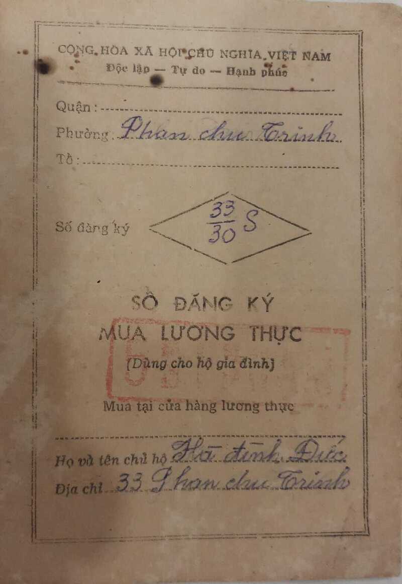 Những trang sổ lương thực cũ còn lưu lại