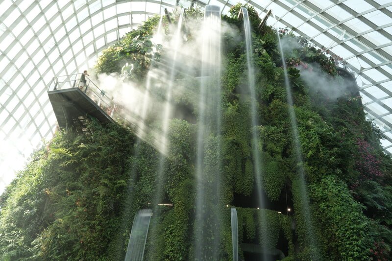 Singapore là điểm đến hàng đầu châu Á, nổi bật với sự pha trộn hài hòa giữa văn hóa truyền thống và hiện đại. Du khách bị cuốn hút bởi những công trình kiến trúc biểu tượng, nền ẩm thực độc đáo