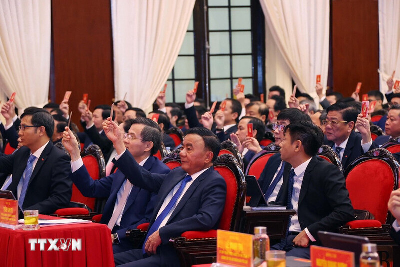 Các đại biểu thông qua Dự thảo Chương trình, Quy chế làm việc, Nội quy của Đại hội. Ảnh: TTXVN
