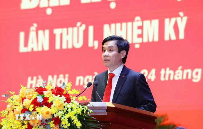 Ông Nguyễn Quang Trường, Phó Bí thư Đảng ủy, Chủ nhiệm Ủy ban Kiểm tra Đảng ủy các cơ quan Đảng Trung ương trình bày báo cáo tổng hợp ý kiến góp ý vào Dự thảo các văn kiện trình Đại hội XIV của Đảng. Ảnh: TTXVN