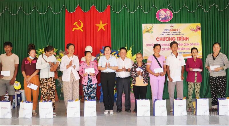 Trao quà Tết cho các gia đình có hoàn cảnh khó khăn