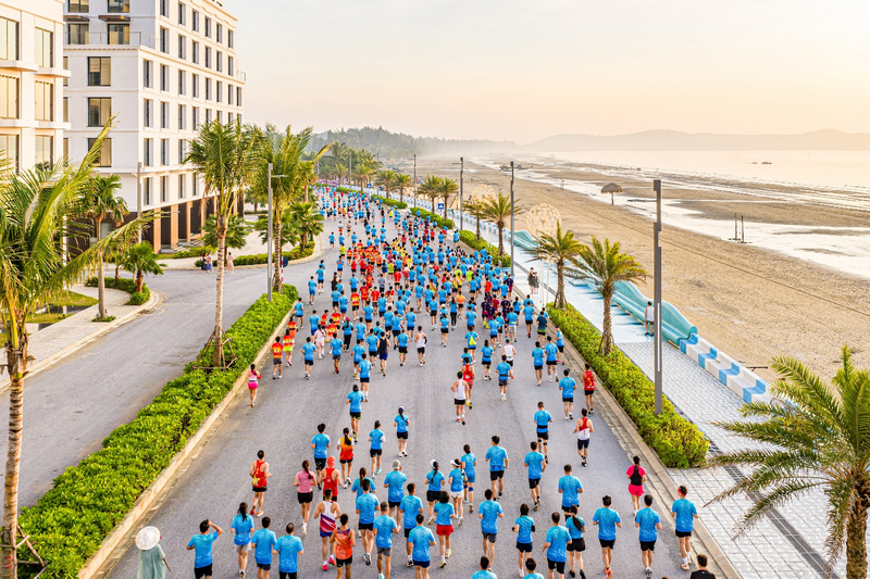 Các runner sải bước trên cung đường ven biển Nam Sầm Sơn, hòa mình vào khung cảnh thiên nhiên và đón bình minh trên biển