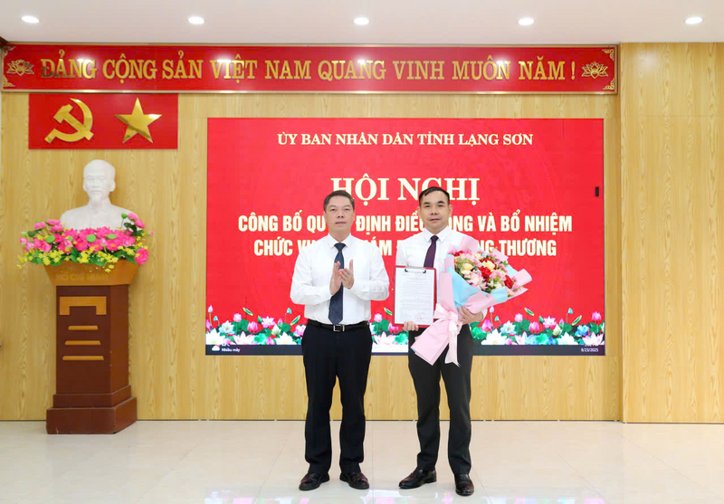 Ông Đoàn Thanh Sơn - Phó chủ tịch UBND tỉnh chúc mừng đồng chí Hoàng Khánh Duy được Ban Thường vụ Tỉnh ủy, Ban Thường vụ Đảng ủy UBND tỉnh và lãnh đạo UBND tỉnh tin tưởng, tín nhiệm giao trọng trách mới. Ảnh: Hoàng Nguyễn