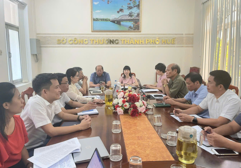 Đại diện Lãnh đạo Vụ Chính sách và Thương mại đa biên (Bộ Công Thương) làm việc tại Sở Công Thương thành phố Huế để hỗ trợ chuyên môn khi triển khai chính quyền địa phương hai cấp. Ảnh: Nguyễn Tuấn.