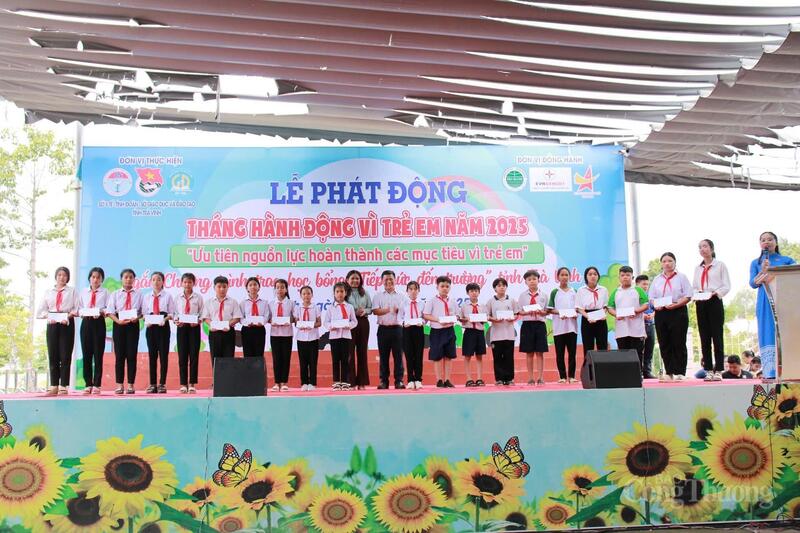 Ông Ngô Văn Sỹ - Giám đốc Công ty trao học bổng “Tiếp sức đến trường” cho học sinh nghèo vượt khó tại Lễ phát động Tháng hành động vì trẻ em năm 2025