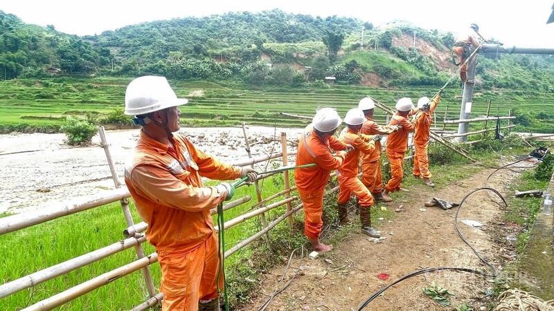 Đội quản lý Điện lực khu vực Na Son, tỉnh Điện Biên ngày đêm nỗ lực "hồi sinh" những mạch điện từ vùng lũ dữ.