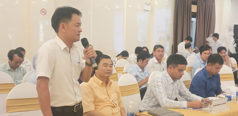 Nhiều ý kiến trao đổi của chính quyền cấp xã, phường tại hội nghị. Ảnh: Nguyễn Tuấn.