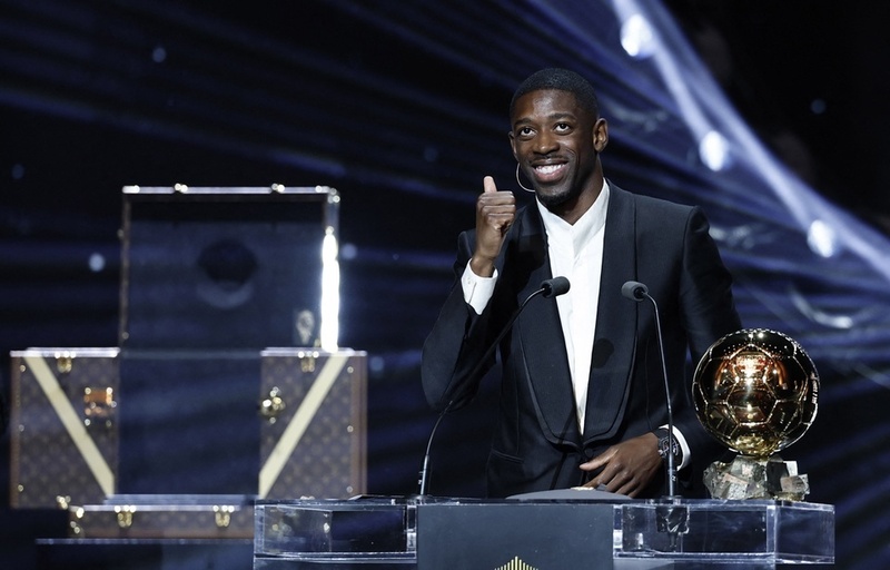 Dembele giành danh hiệu Quả bóng vàng đầu tiên trong sự nghiệp. Ảnh: France Football