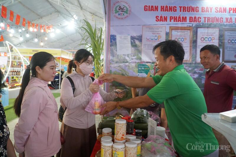 Ông Nông Hùng Sơn (áo xanh), Hợp tác xã sản xuất, kinh doanh, dịch vụ nông nghiệp tổng hợp Đăk Rve cho biết các sản phẩm của đồng bào dân tộc thiểu số rất được người tiêu dùng ưa chuộng