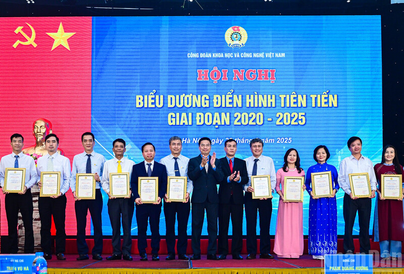 Các cá nhân điển hình tiên tiến được Công đoàn Khoa học và Công nghệ Việt Nam vinh danh. Ảnh: Báo Nhân dân
