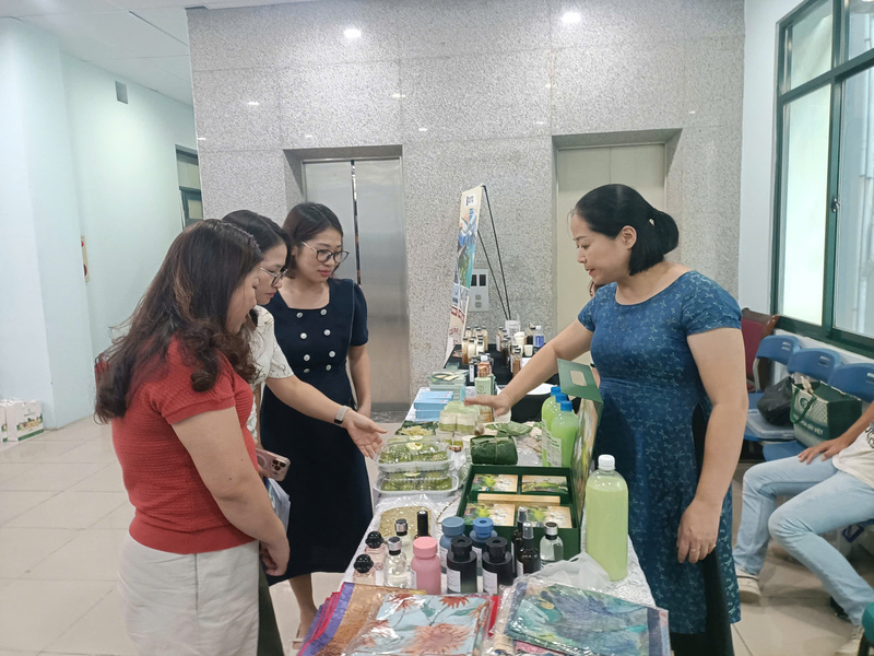 Các doanh nghiệp trưng bày sản phẩm tại sự kiện nhằm quảng bá, giới thiệu sản phẩm.