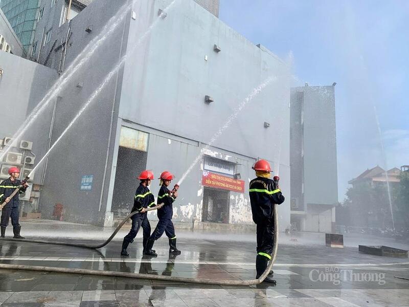 Lực lượng Cảnh sát PCCC&CNCH được huy động, triển khai đội hình chữa cháy chuyên nghiệp. Ảnh: Ngọc Anh
