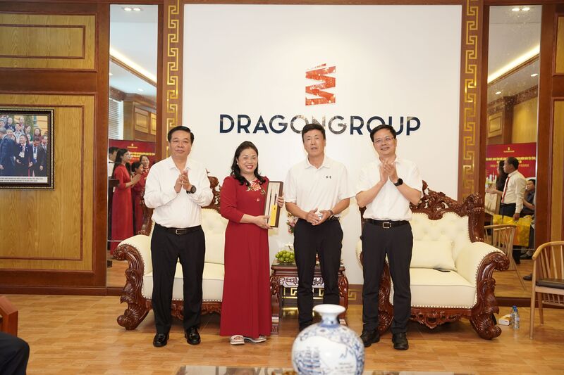 Ông Nguyễn Quang Hưng, Ủy viên Ban Thường vụ Tỉnh ủy, Phó Chủ tịch Thường trực UBND tỉnh Hưng Yên và ông Lian Kunming, Phó Bí thư Thành ủy, Thị trưởng thành phố Hồ Châu (Trung Quốc) chứng kiến trao đổi hợp tác giữa Công ty Cổ phần Đầu tư Xuất nhập khẩu Thăng Long – Dragon Group và Tập đoàn Mizuda. Ảnh: Trịnh Cường