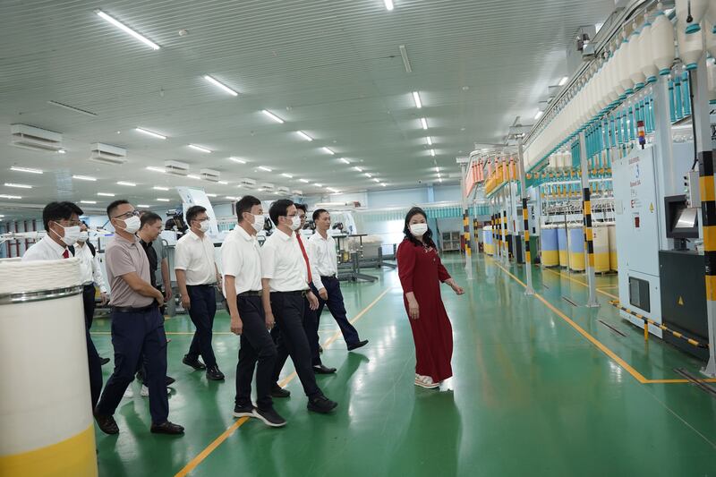 Đoàn đại biểu thành phố Hồ Châu tham quan nhà máy sản xuất của Công ty TNHH DragonTextiles 2. Ảnh: Trịnh Cường