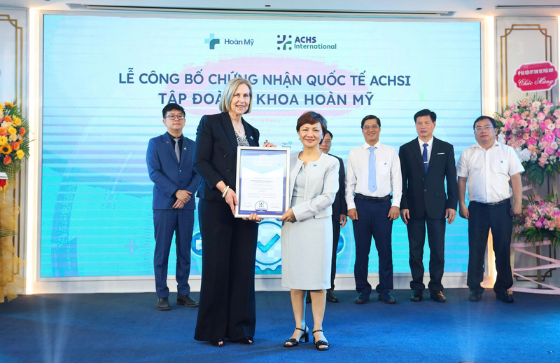 Ảnh: Bà Louise Cuskelly - Giám đốc Điều hành, Ủy ban Tiêu chuẩn Y tế Úc (ACHSI) trao chứng nhận cho Tập đoàn y khoa Hoàn Mỹ
