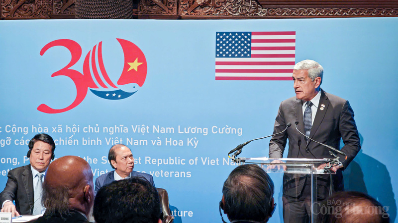 Đại diện phía Hoa Kỳ phát biểu trong sự kiện.