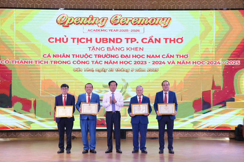 Trường Đại học Nam Cần Thơ nhận Bằng khen của Chủ tịch UBND TP. Cần Thơ dành cho các tập thể, cá nhân xuất sắc trong năm học 2023 – 2024 và 2024 – 2025