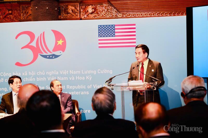 Đại tá, Anh hùng Lực lượng Vũ trang Nhân dân Từ Đễ - nguyên Phó Cục trưởng Cục Quân huấn - Quân đội Nhân dân Việt Nam, phi công Phi đội Quyết Thắng, Trung đoàn 923, Sư đoàn 371 phát biểu: "Phi công Hải quân Mỹ rất giỏi nhưng chúng tôi không thua, con trai tôi ngày hôm nay cũng là phi công".