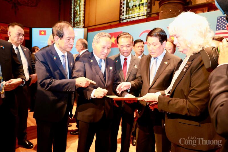 Các đại biểu cựu chiến binh Việt Nam vui mừng giới thiệu với Chủ tịch nước Lương Cường các kỷ vật vừa được các cựu chiến binh Hoa Kỳ trao tặng