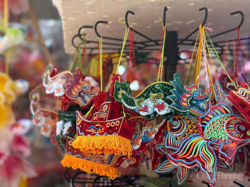 Hà Nội: Đa dạng thị trường đồ trang trí Trung thu 2025 - 15