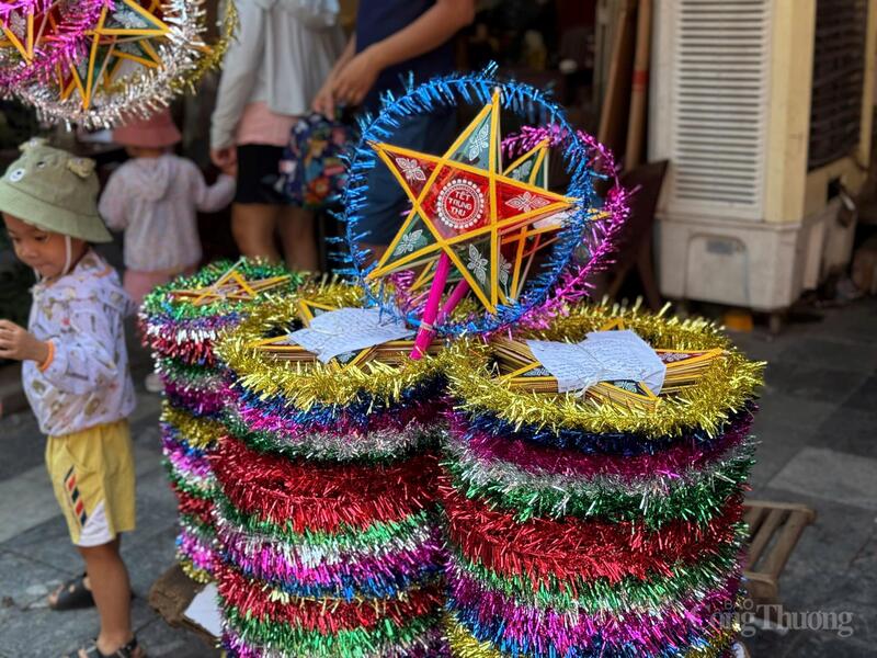 Các mẫu đèn ông sao có giá dao động tuỳ thuộc vào kích cỡ, kiểu dáng. Ảnh: Minh Trang