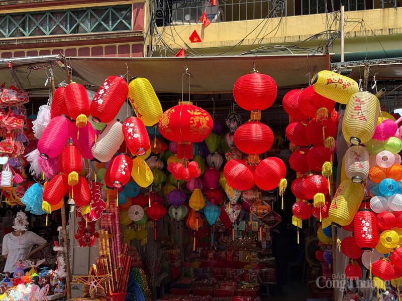 Đa dạng mẫu mã mặt hàng đèn lồng trang trí với các mức giá khác nhau. Ảnh: Minh Trang