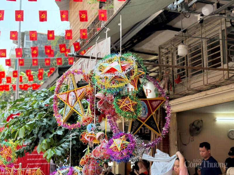 Các mẫu đèn ông sao có giá dao động tuỳ thuộc vào kích cỡ, kiểu dáng. Ảnh: Minh Trang