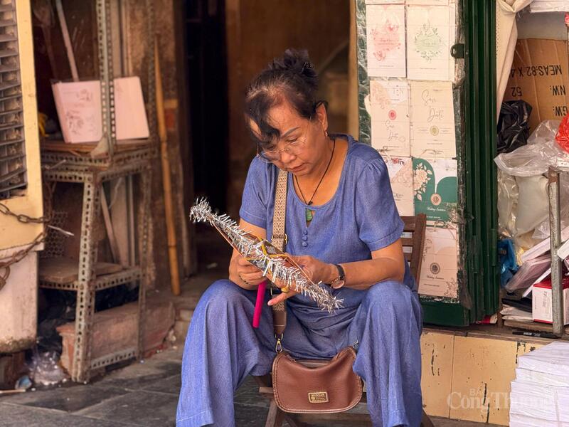 Người bán hàng trực tiếp làm đèn ông sao tại phố Hàng Mã. Ảnh: Minh Trang