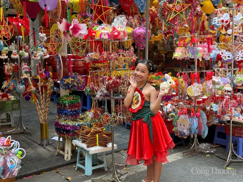 Nhiều người check in tại các cửa hàng trên phố Hàng Mã. Ảnh: Minh Trang