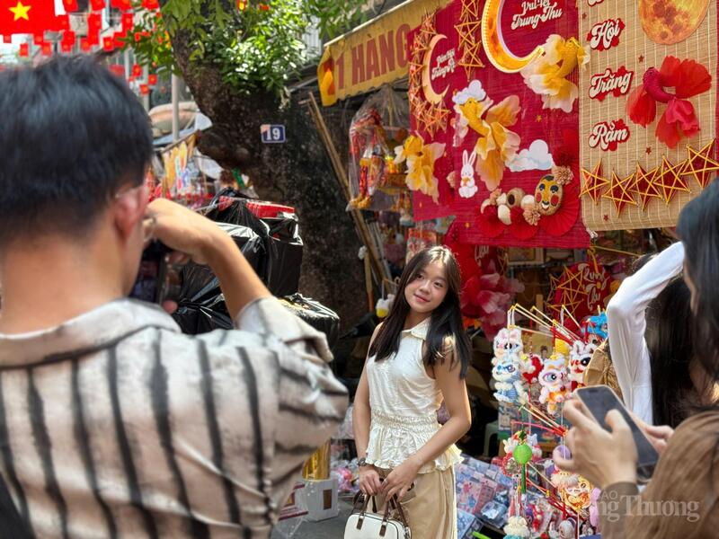 Nhiều người check in tại các cửa hàng trên phố Hàng Mã. Ảnh: Minh Trang