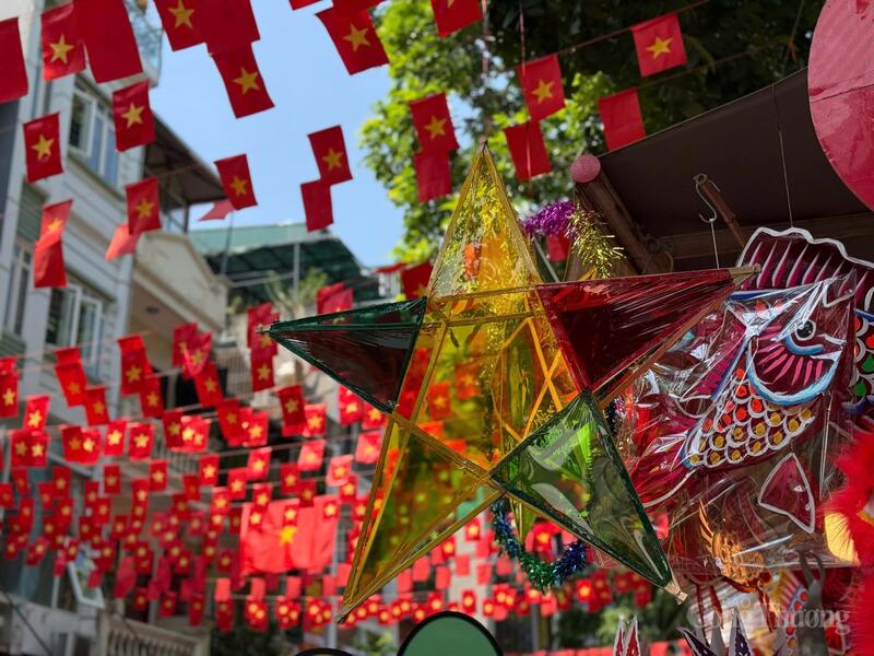 Các mẫu đèn ông sao có giá dao động tuỳ thuộc vào kích cỡ, kiểu dáng. Ảnh: Minh Trang