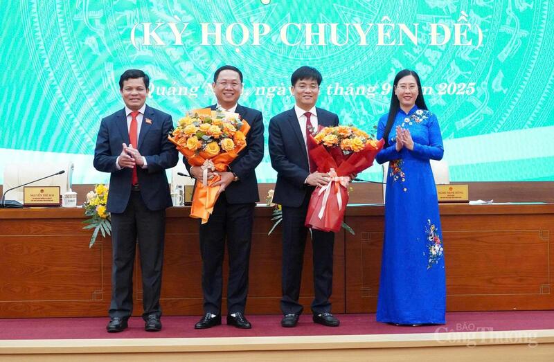 Bà Bùi Thị Quỳnh Vân, Bí thư Tỉnh ủy Quảng Ngãi tặng hoa chúc mừng 2 tân Phó Chủ tịch UBND tỉnh Quảng Ngãi