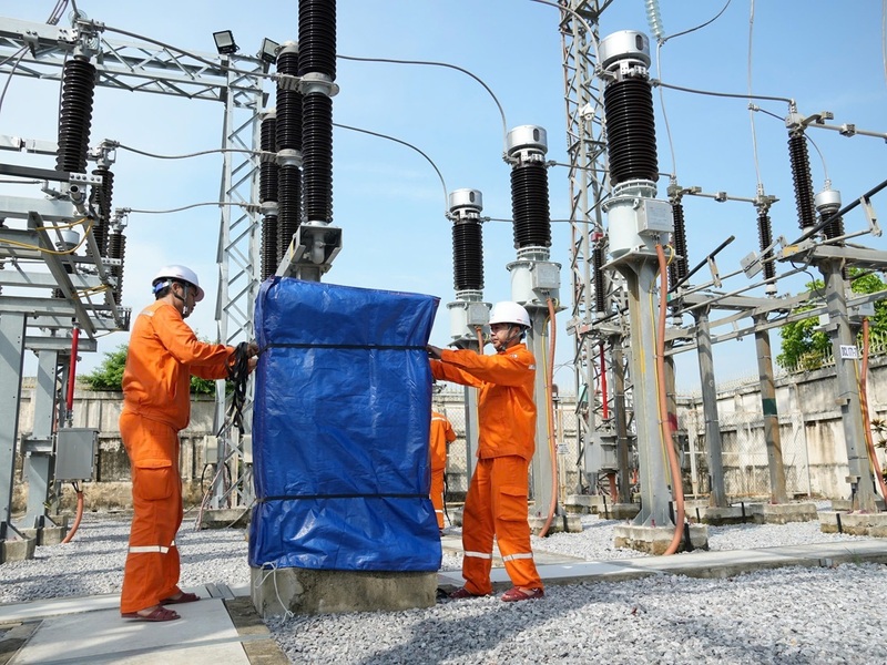 Công nhân Xí nghiệp lưới điện Cao thế Thanh Hóa bao bọc các thiết bị ngoài trời của TBA 110kV trước khi bão số 9 vào. Ảnh: Hùng Mạnh