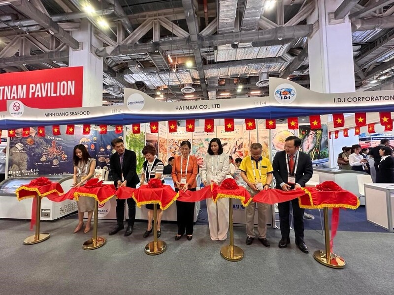 Tổ chức cắt băng khai trương Gian hàng Việt Nam tại Hội chợ triển lãm Seafood Expo Asia tại MBS Singapore - Ảnh: Thương vụ Việt Nam tại Singapore