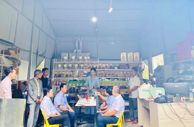 Lãnh đạo xã A Lưới 1, các đơn vị liên quan đến thăm và trao đổi tại cơ sở HANAAL FOOD. Ảnh: Nguyễn Tuấn