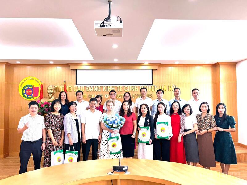 Cán bộ Chương trình AVP, tình nguyện viên chụp hình lưu niệm cùng cán bộ, giảng viên của trường