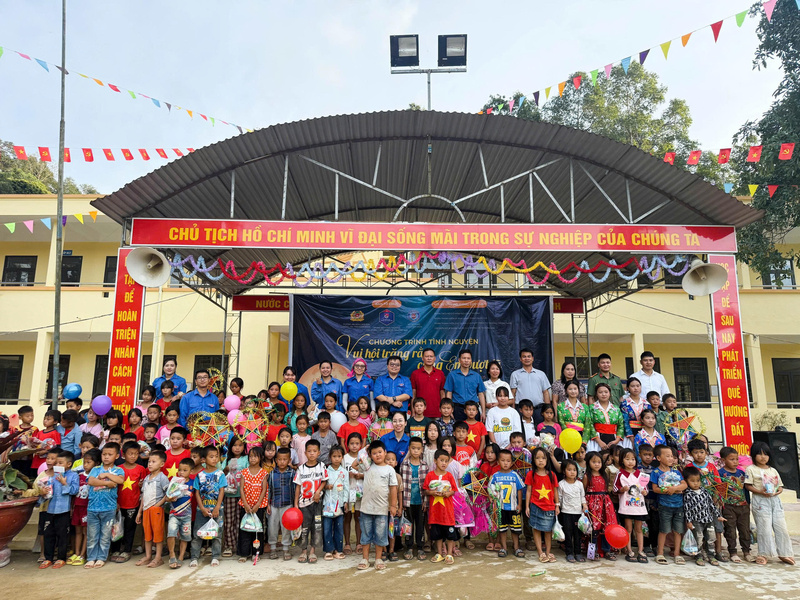 Chi đoàn Cục Phòng vệ thương mại tham gia Chương trình tình nguyện "Vui hội trăng rằm - Cùng em vượt lũ". Ảnh: Cục Phòng vệ thương mại