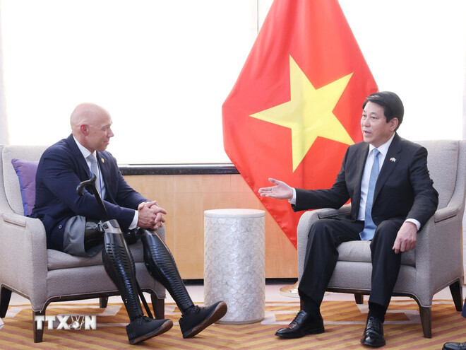 Chủ tịch nước Lương Cường tiếp Hạ Nghị sỹ Brian Mast, Chủ tịch Uỷ ban Đối ngoại Hạ viện Hoa Kỳ. (Ảnh: Lâm Khánh/TTXVN)