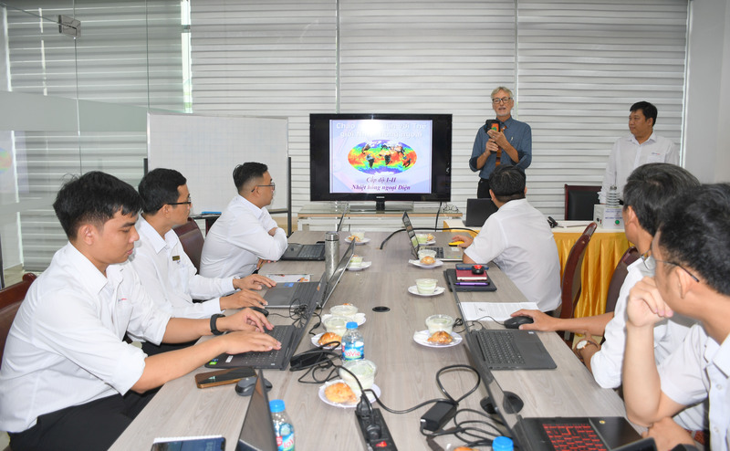 Ông Ron Newport, Giám đốc Học viện ảnh nhiệt IRT trực tiếp giảng dạy tại khóa đào tạo. Ảnh: Minh Khuê.