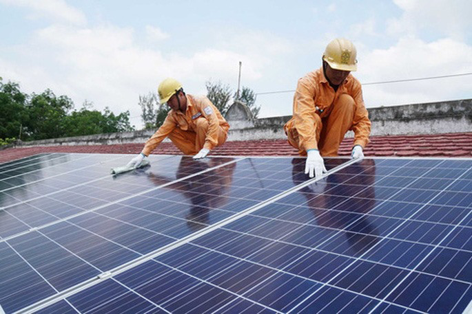 Lắp đặt điện mặt trời mái nhà.