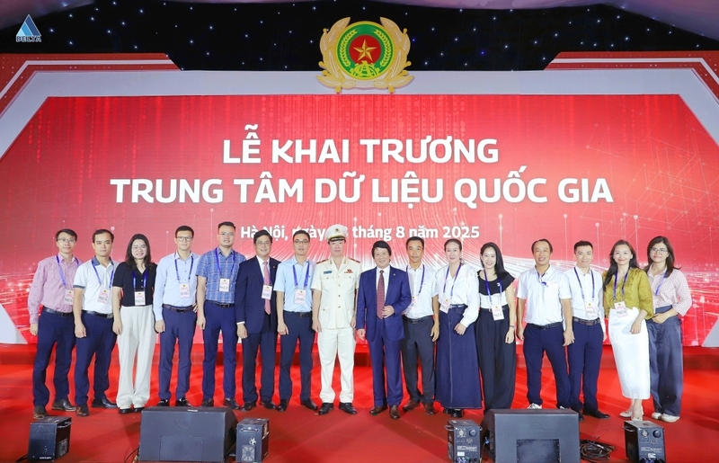 Chủ tịch Trần Nhật Thành, Phó Tổng Giám đốc Hoàng Ngọc Tú cùng các trưởng, phó phòng ban của DELTA Group chụp ảnh lưu niệm cùng Thiếu tướng Nguyễn Ngọc Cương, Giám đốc Trung tâm Dữ liệu Quốc gia