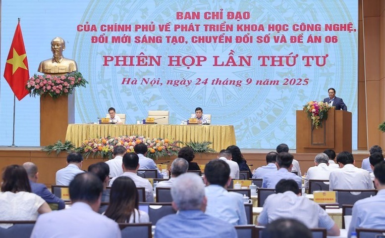 Thủ tướng yêu cầu các bộ, ngành, cơ quan, địa phương tiếp tục quyết liệt trong công tác chỉ đạo, điều hành; đôn đốc, hướng dẫn, kiểm tra, tổng hợp các khó khăn, vướng mắc phát sinh trong quá trình triển khai, kịp thời báo cáo để giải quyết dứt điểm. Ảnh: VGP/Nhật Bắc