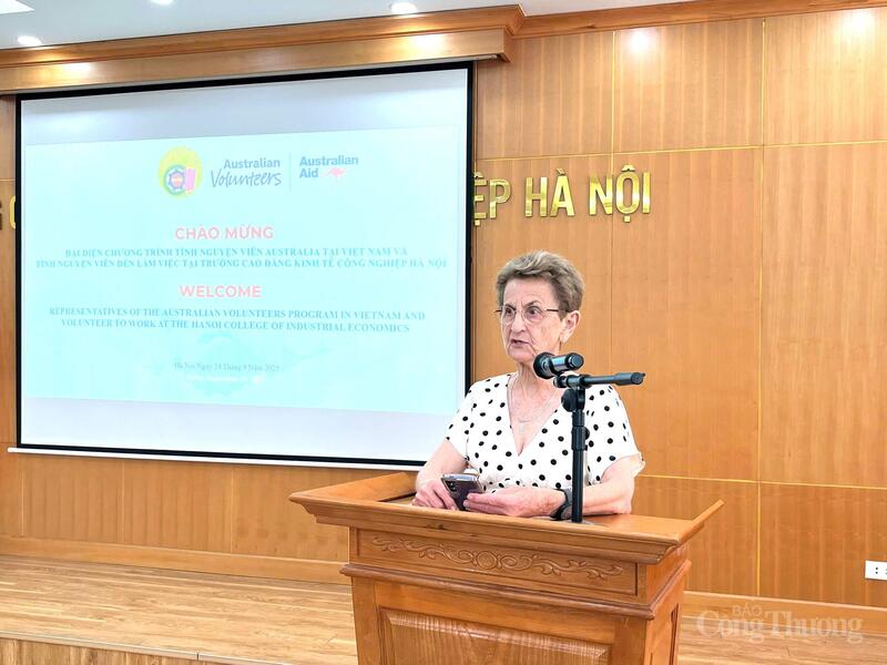Tình nguyện viên, bà Veronica Janet Lesley Lawson phát biểu