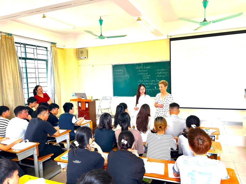 Tình nguyện viên lên lớp tiếp xúc với sinh viên trong giờ học tiếng Anh