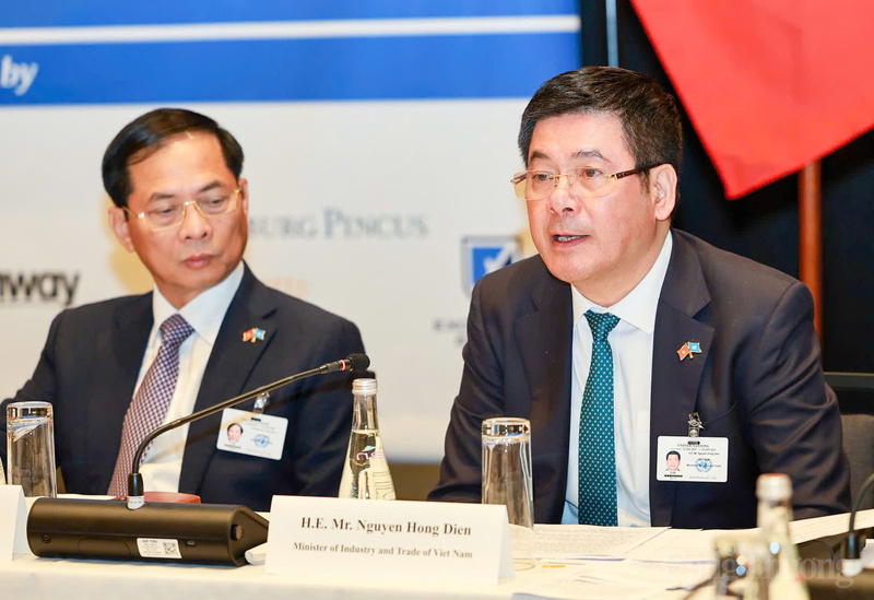 Bộ trưởng Bộ Công Thương Nguyễn Hồng Diên trực tiếp trao đổi, giải đáp các câu hỏi từ phía doanh nghiệp Hoa Kỳ. Bộ trưởng khẳng định, Bộ Công Thương và Nhà nước Việt Nam cam kết tạo mọi điều kiện thuận lợi nhất để các nhà đầu tư Hoa Kỳ yên tâm chọn Việt Nam làm điểm đến lâu dài, đồng hành kiến tạo tương lai thịnh vượng và bền vững.