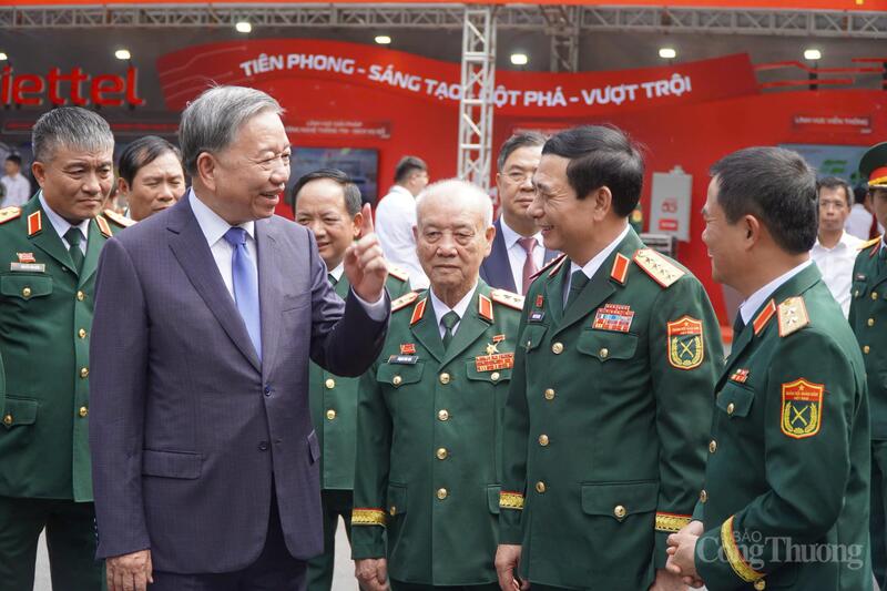 Tổng Bí thư nêu rõ, yêu cầu dựng xây và bảo vệ Tổ quốc trong tình hình mới đòi hỏi quân đội ta vừa “chính quy, tinh nhuệ, hiện đại” vừa “cơ động, linh hoạt, thông minh số". Ảnh: Minh Trang