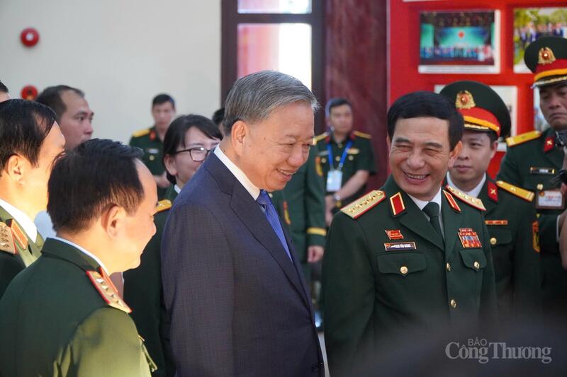 Tổng Bí thư nhấn mạnh, phong trào Thi đua Quyết thắng ra đời từ thực tiễn chiến đấu và công tác của Quân đội nhân dân Việt Nam. Ảnh: Minh Trang