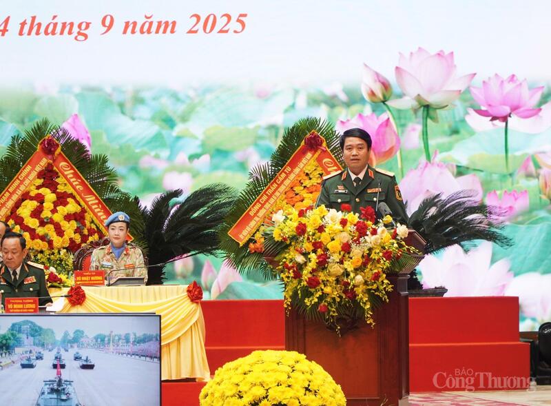 Thiếu tướng Dương Văn Yên, Phó Chủ nhiệm Tổng cục Công nghiệp Quốc phòng trình bày báo cáo thành tích điển hình tiên tiến. Ảnh: Minh Trang
